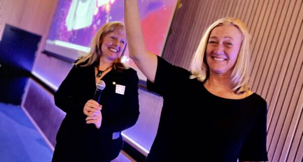 Johanna Bergström-Roos, projektledare i RIT, firas av Anna Öhrwall-Rönnbäck på avslutande konferensen Space Innovation Forum i 19-20 september 2023
